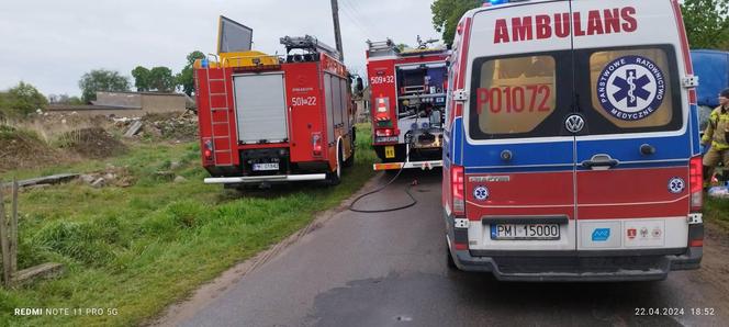 Wypadek w Miłostowie. Auto uderzyło w barierę i budynek