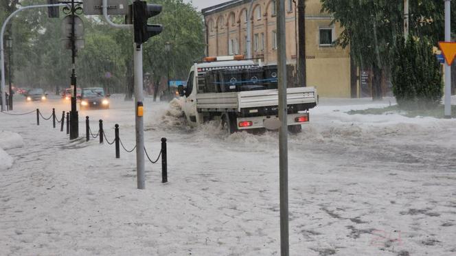 Nawałnica nad Gnieznem. Miasto zalały strumienie wody po ulewie i gradobiciu [ZDJĘCIA].