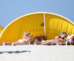 Jan Englert z żoną i ćorką w Juracie