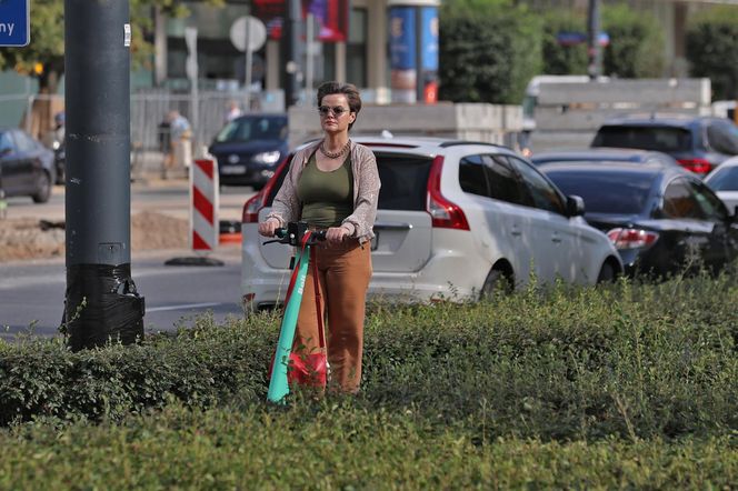 Monika Richardson pędzi na hulajnodze