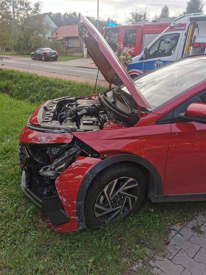 Wypadek w Brodach. Auto uderzyło w ogrodzenie