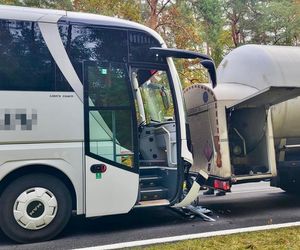 Autobus z dziećmi zderzył się z cysterną na DK 10 pod Piłą! Zakończyła się akcja ratunkowa [AKTUALIZACJA]