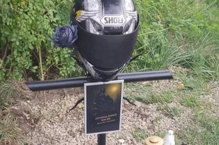 Jelenia Góra. Kask skradziony z krzyża przy ul. Wolności został odnaleziony. To pamiątka na cześć zmarłego motocyklisty [ZDJĘCIA].