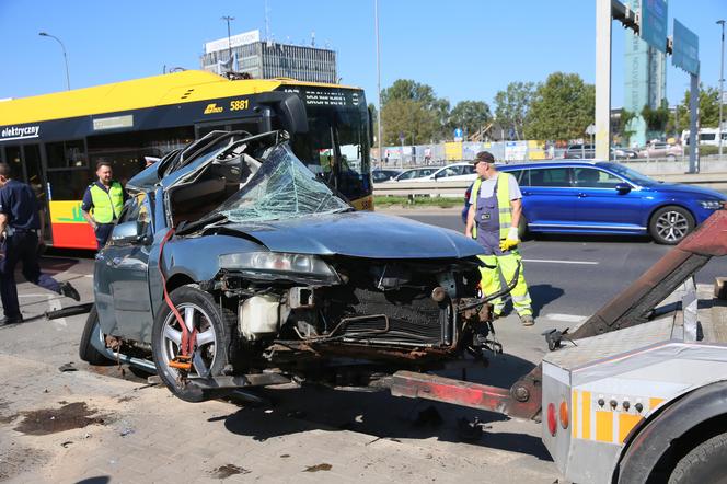 Wypadek w Alejach Jerozolimskich. Samochód uderzył w autobus. Kierowca osobówki nie żyje