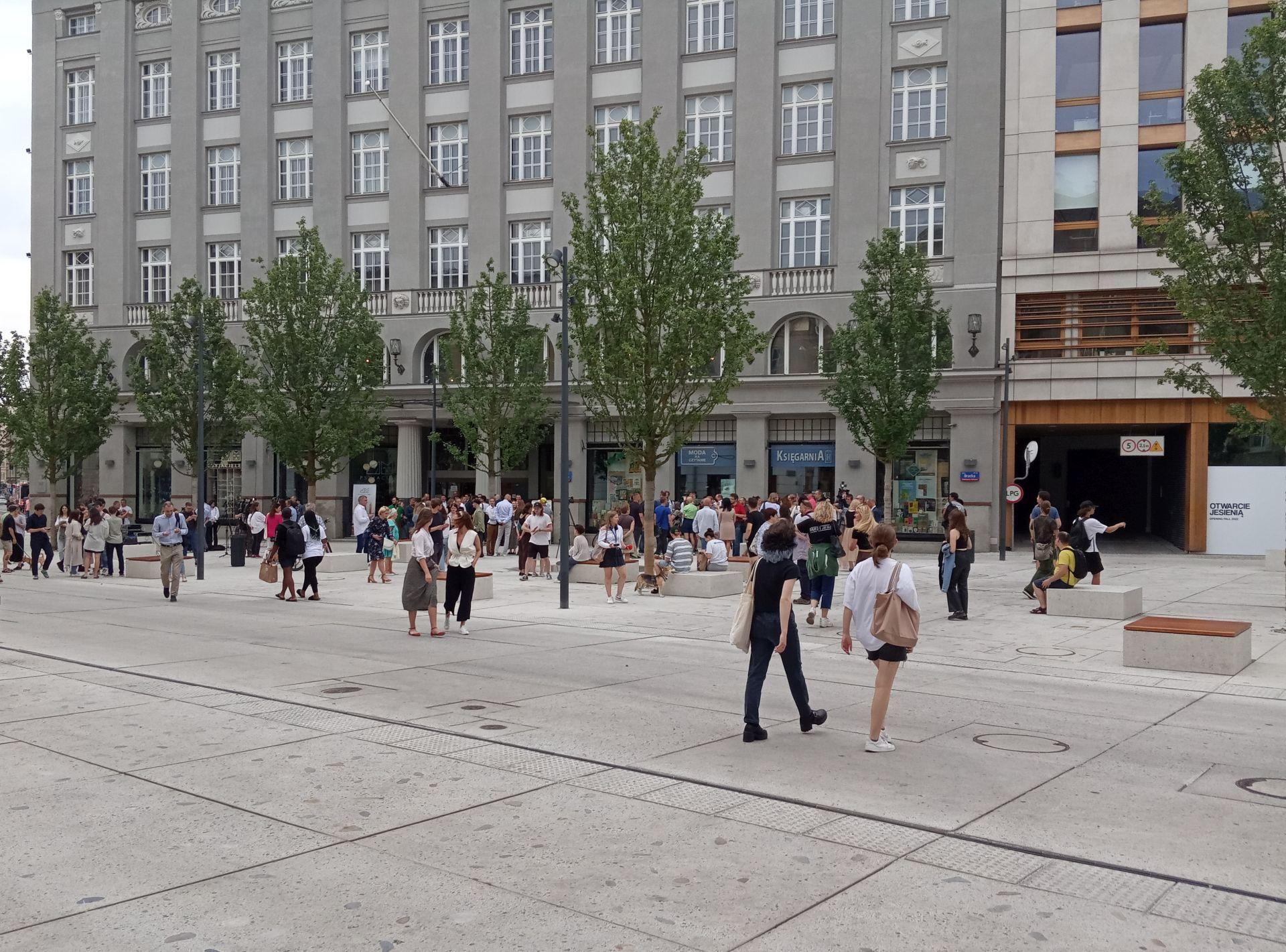 Plac Pięciu Rogów: miejska oaza, betonowa pustynia czy zwornik łączący różne przestrzenie i funkcje miasta?