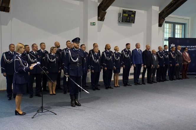 Nowi policjanci wypowiedzieli słowa przysięgi. Na Warmii i Mazurach rekrutacja wciąż trwa [ZDJĘCIA]