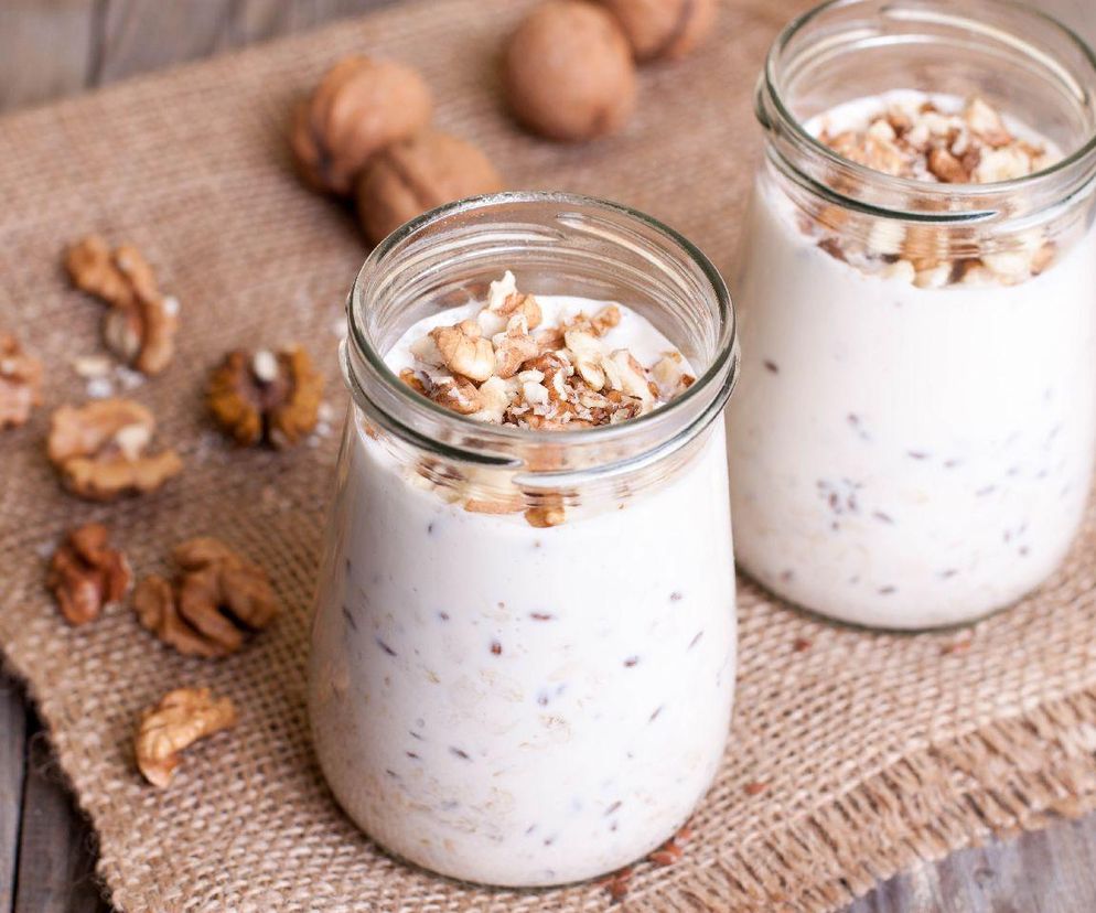 jogurt z bananem i orzechami