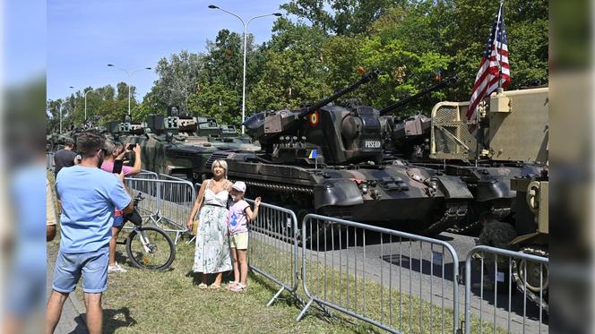 Defilada wojskowa 2024 w Warszawie. 2 tys. żołnierzy i kilkaset sztuk sprzętu wojskowego na ulicach miasta [ZDJĘCIA]