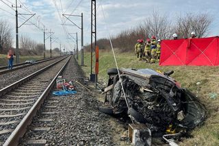 Tragedia na torach! Dwie ofiary śmiertelne po zderzeniu pociągu z autem