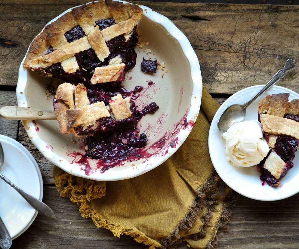 keto ciasto z mąki kokosowej ze śliwkami