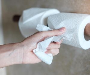 Amoniak, żelazo, a nawet spalone włosy. Co nam mówi nietypowy zapach kupy?