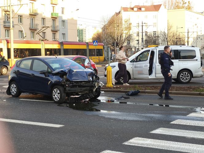 Warszawa. Dwa wypadki na skrzyżowaniu Grójeckiej i Wawelskiej. Autobus zderzył się z pojazdem wojskowym [ZDJĘCIA].