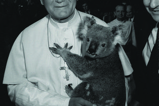 Jan Paweł II z misiem Koala