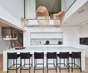 Luksusowy apartament Dowborów. W środku designerskie lampy i szafa w kształcie łodzi