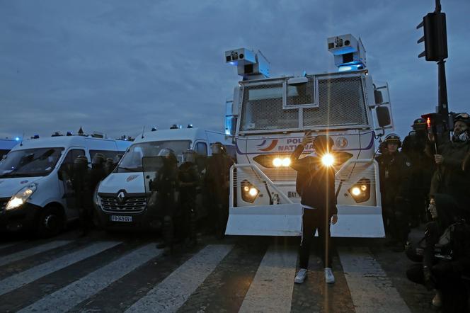 Zamieszki w Paryżu. Demonstranci protestują przeciw reformie emerytalnej [ZDJĘCIA]