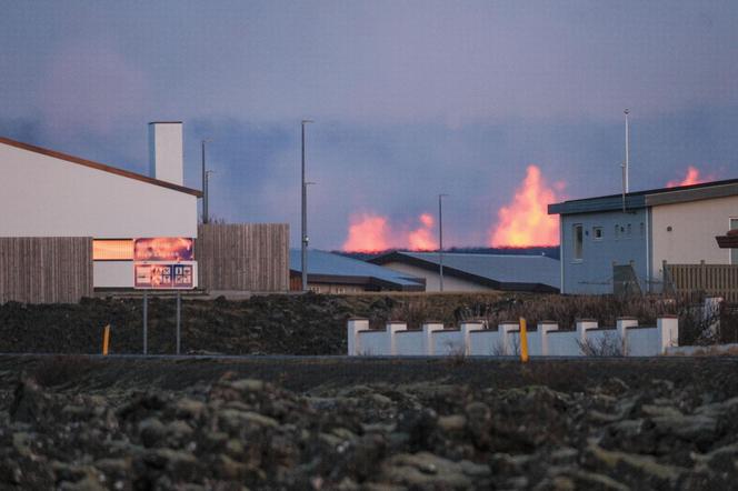 Horror na Islandii. Po erupcji wulkanu płoną domy, lawa dotarła do ewakuowanego miasteczka