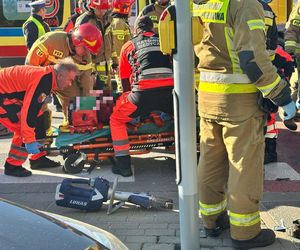 Potworny wypadek w Warszawie. Roztrzaskane trzy samochody, w tym jeden radiowóz. Policjanci trafili do szpitala