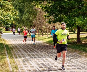 Sportowe emocje w Chorzowie. 150 biegaczy wystartowało w 6. edycji Chorzowskiej Dychy