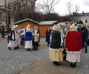 Maturzyści z Nowego Sącza zatańczyli poloneza na Ryku 