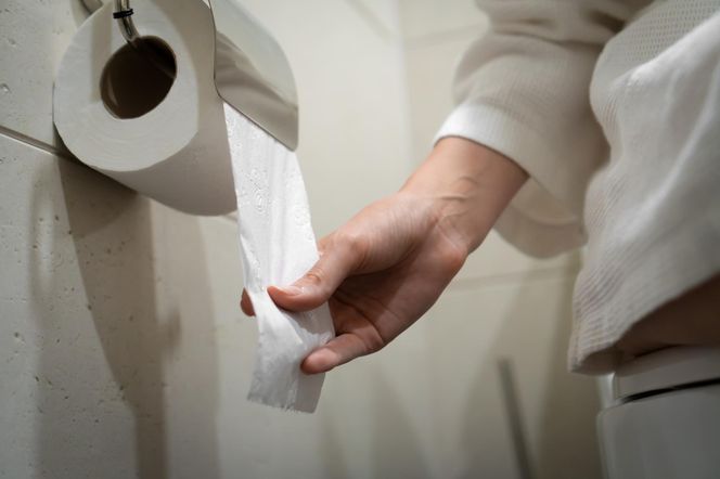 Afera w poznańskiej szkole. Nauczycielom wydziela się papier toaletowy i wodę?!