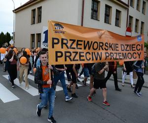 Pomarańczowe balony przeciw przemocy w Przeworsku