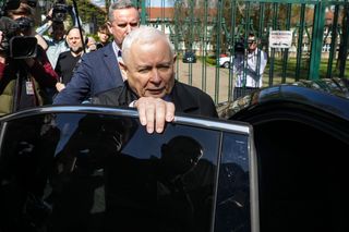 Kaczyński walczył z wieńcem. W końcu się poddał i go zabrał