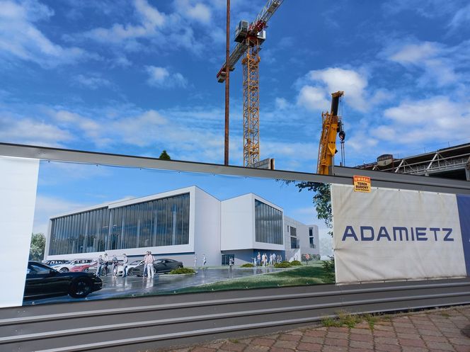 Wielki dźwig stanął przy pływalni "Akwawit" w Lesznie. Rusza ostatni etap rozbiórki 