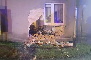 Mercedes uderzył w budynek i wybił potężną dziurę. Autem jechali ojciec z synem