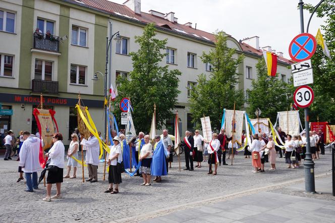 Boże Ciało 2024. Tłumy wiernych przeszły w procesji ulicami Białegostoku