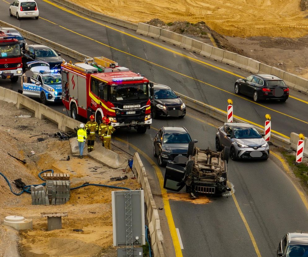 Jeepem wylądował na dachu. Poważny wypadek na S7 pod Warszawą, kierowca był pijany