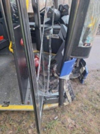 Wypadek z udziałem autobusu miejskiego w Bydgoszczy. Są poszkodowani i utrudnienia