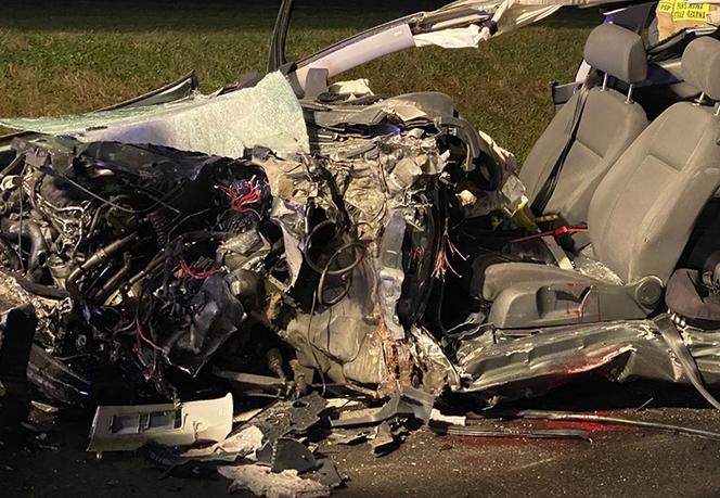 Samochód osobowy zderzył się z dwiema ciężarówkami. Tragedia na DK 25