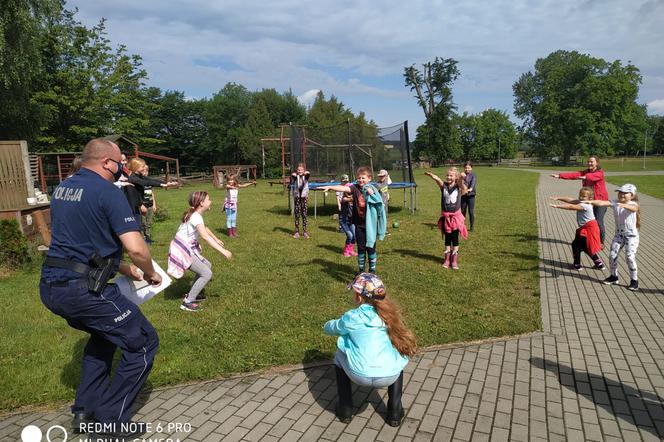 Policjanci z Elbląga razem z dziećmi na półkoloniach! Czego nauczali podopiecznych?