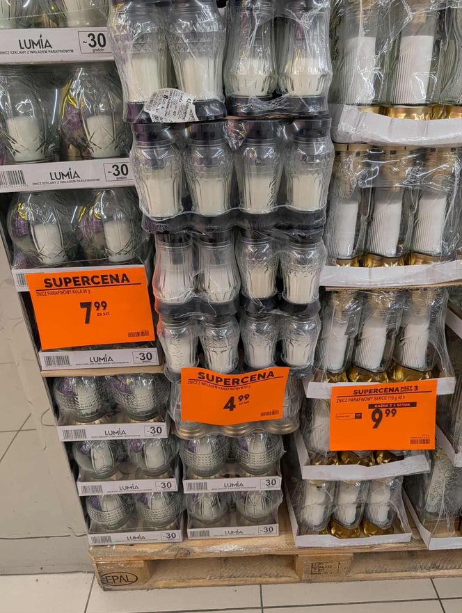 Promocje na Wszystkich Świętych w Biedronce. Wkłady do zniczy gratis