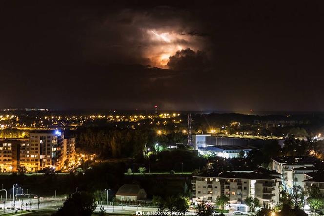 Tak wygląda burza widziana z odległości około 100 km.