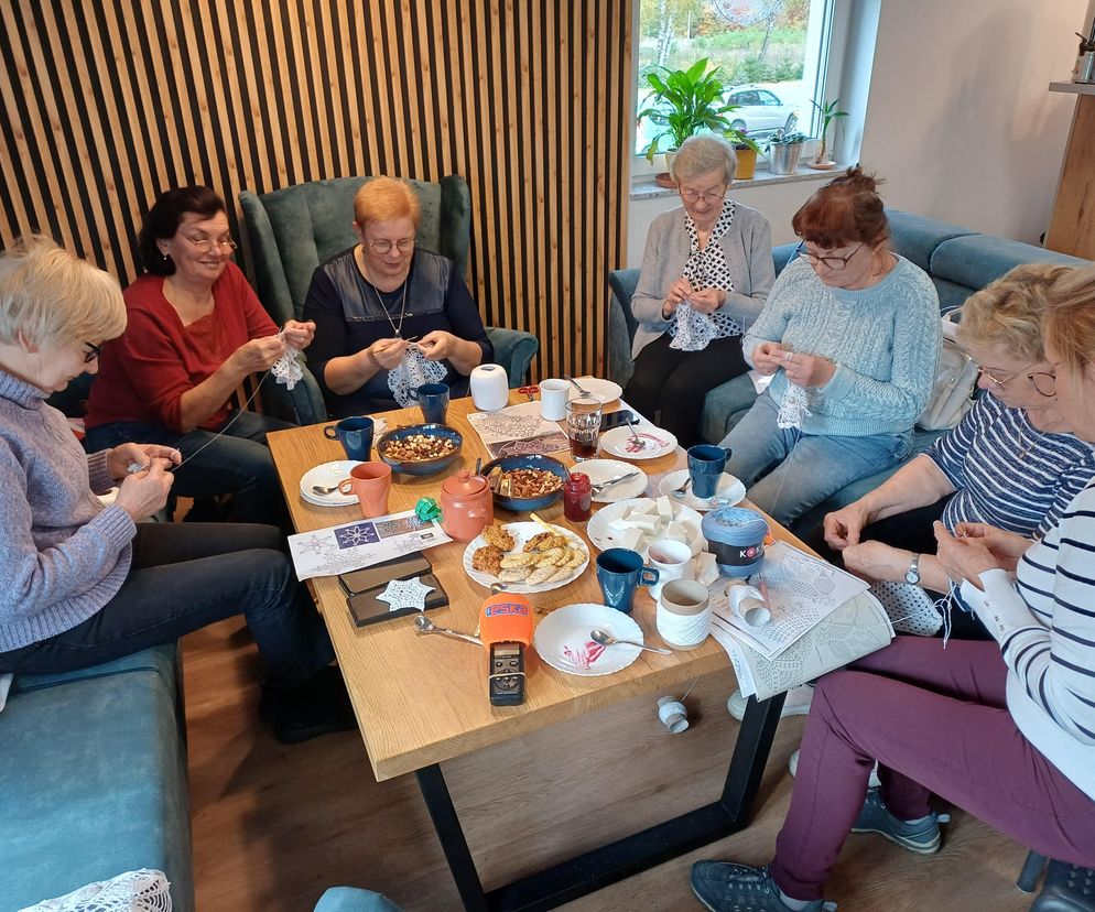 Szydełkowe babki z Ostrzeszowa. Dziergają w miejscach publicznych i ... zarażają pasją!