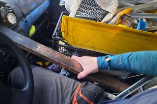 Wrak na kółkach gotowy do jazdy! Strażnicy nie mogli uwierzyć, co zobaczyli na osiedlu