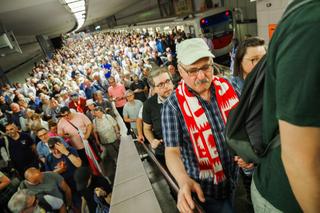 Takich tłumów w warszawskim metrze jeszcze nie było. Ledwo mieścili się na peronach!