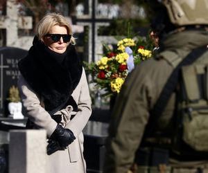 Joanna Racewicz ociera łzy przy grobie męża, pocieszyła ją Barbara Nowacka