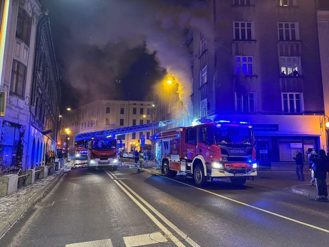 Groźny pożar w Bielsku-Białej. Sześć osób trafiło do szpitala, w tym troje dzieci