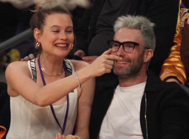 Adam Levine z Marron 5 i Behati Prinsloo - Hotplota.pl