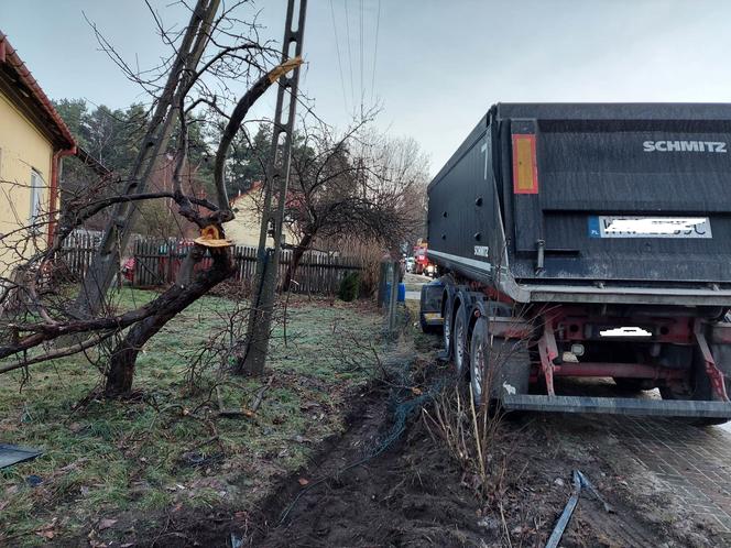 Wypadek ciężarówki i dwóch osobówek w Wąchocku! W akcji grupa chemiczna ze Skarżyska