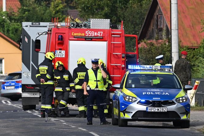 Zniszczony przez drona dach budynku mieszkalnego w miejscowości Wyryki