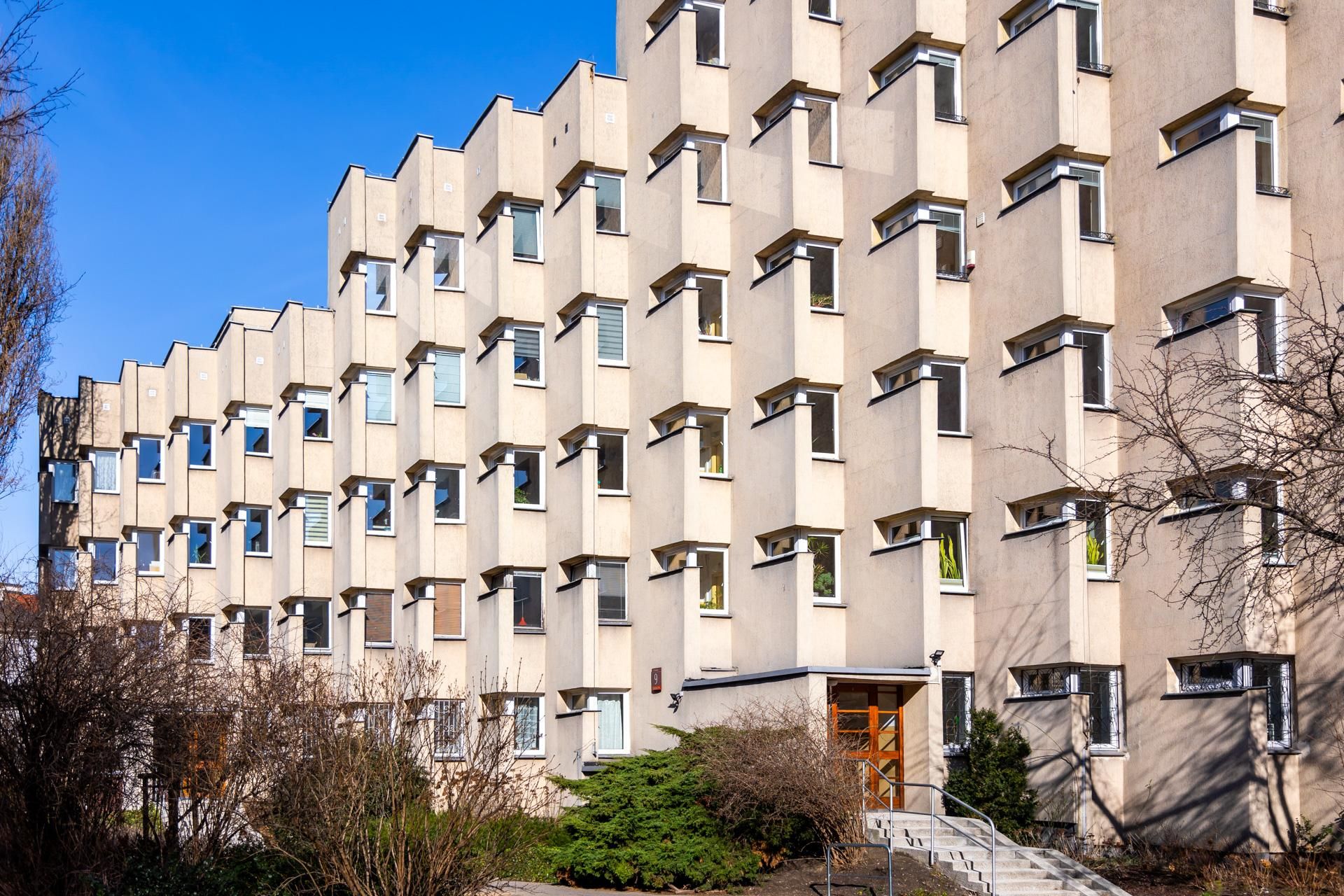 Blok PRL na ul. Koziej 9 - zobacz budynek, który z zmienia się wraz z punktem widzenia