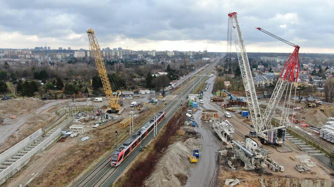 650-tonowa maszyna TBM do drążenia tuneli w Łodzi jest przenoszona w inne miejsce. Zdjęcia z budowy