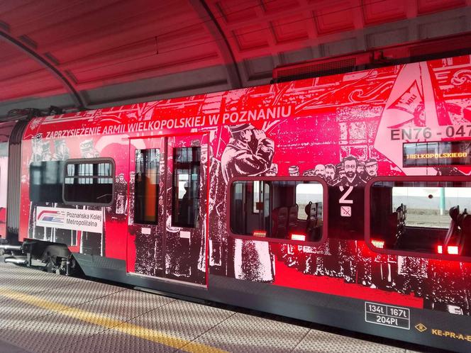Tak wygląda specjalny pociąg Kolei Wielkopolskich z okazji 105. rocznicy wybuchu Powstania Wielkopolskiego