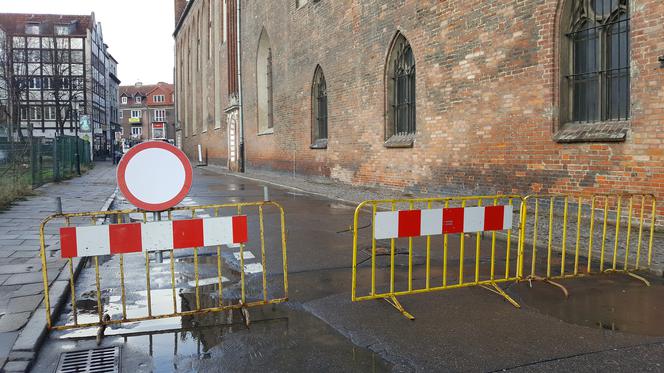 Ulica Świętojańska, która przylega do kościoła św. Mikołaja jest częściowo zamknięta