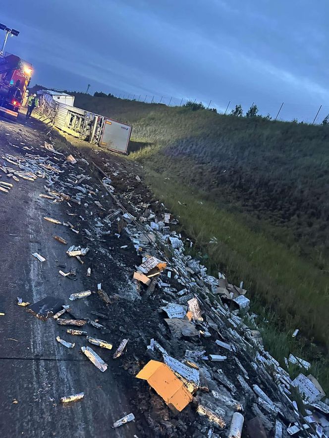 Samochód ciężarowy uderzył w busa na A1