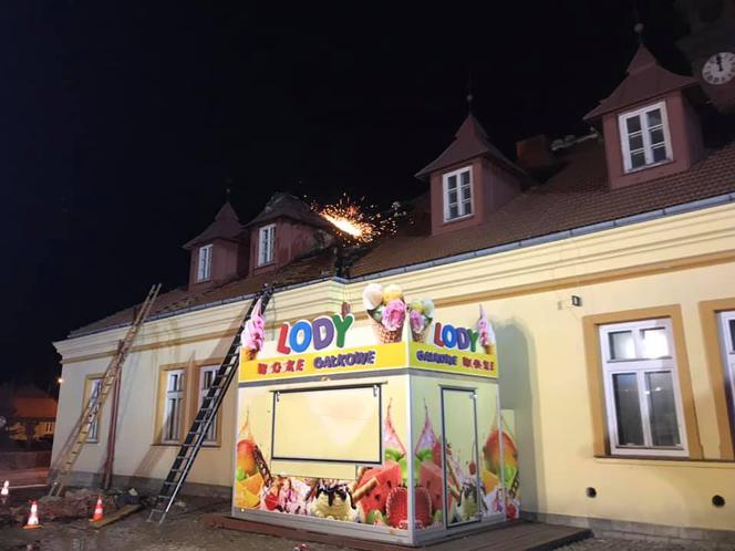 W Zakliczynie PŁONĄŁ ratusz! Wóz strażacki Jelcz uszkodzony w czasie akcji! 