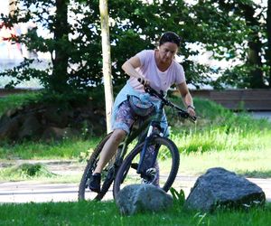 Ewa Drzyzga z mężem na rowerach. Operacje plastyczne nie są dla mnie!